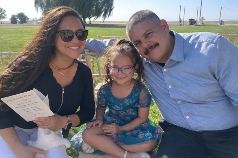 Esmeralda viajando con su familia durante un viaje a Washington para una boda