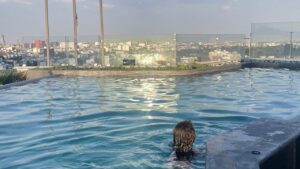 Alberca en la azotea del Hyatt Andaz Condesa en viaje familiar a Ciudad de México con puntos