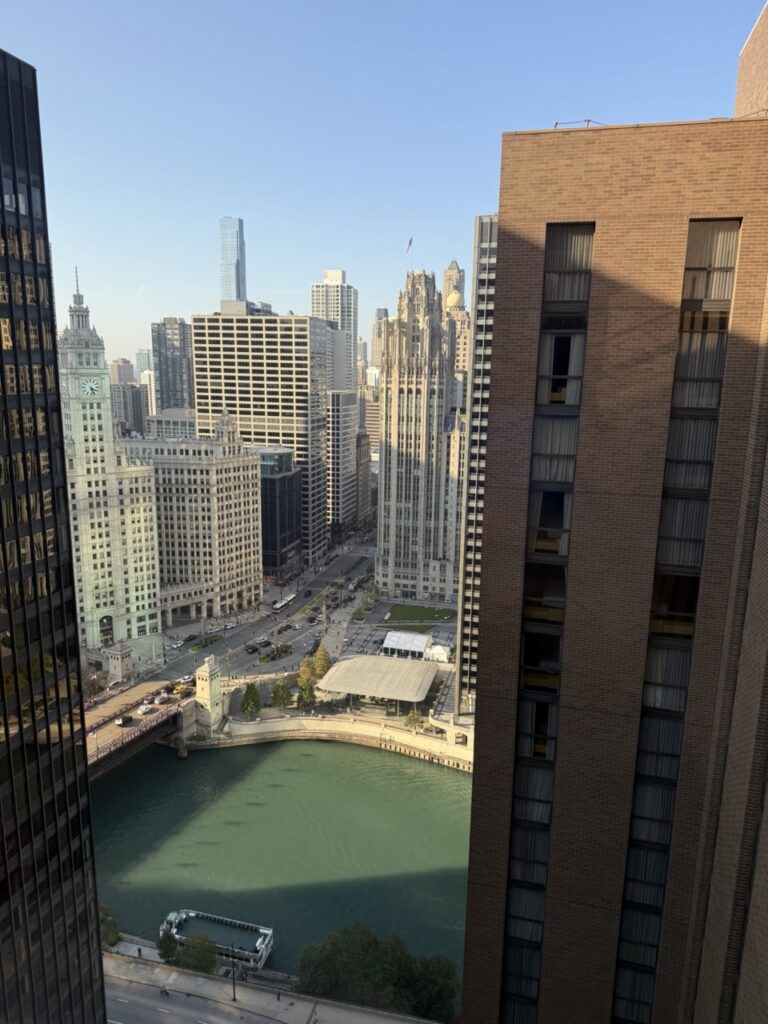Vista del río Chicago desde el Club Lounge del Hyatt Regency Chicago en Wacker Drive