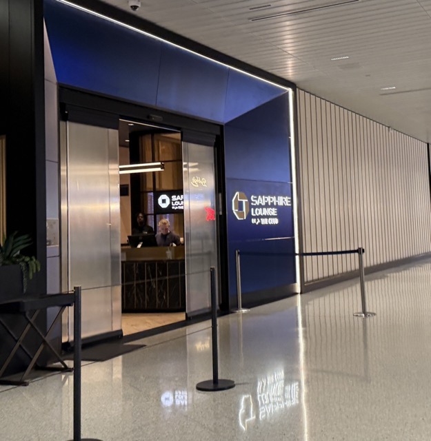 Entrada del Chase Sapphire Lounge by The Club en el aeropuerto de Phoenix. Una de las salas VIP disponibles para algunos viajeros con Priority Pass y tarjetas premium.